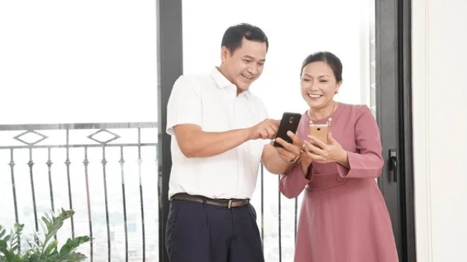 Nên mua điện thoại màn hình lớn dành cho ba mẹ