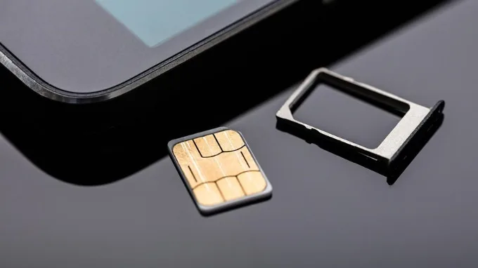 Tháo và lắp lại thẻ SIM