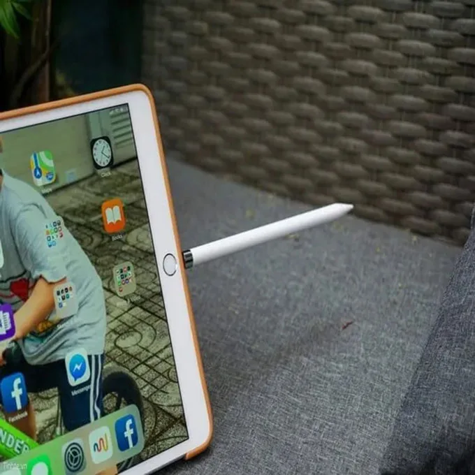 Apple Pencil 1: Thiết kế, tính năng, cách dùng, phiên bản hỗ trợ kết nối