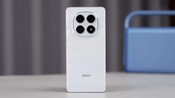 Qua việc so sánh Redmi 15 4G và Redmi Note 15 5G, mỗi máy đều sở hữu kiểu dáng hiện đại, sang trọng