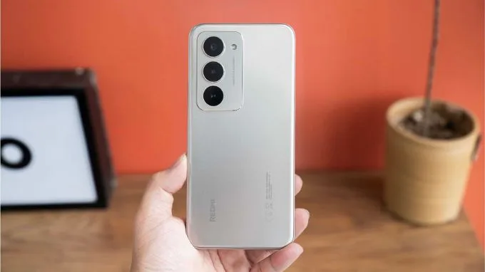 So sánh thiết kế Xiaomi Redmi 15 và Xiaomi Redmi Note 15 Pro