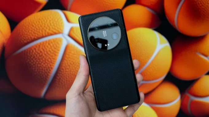 Xiaomi 13 Ultra thu hút mọi ánh nhìn với phần lưng được bọc da toàn bộ