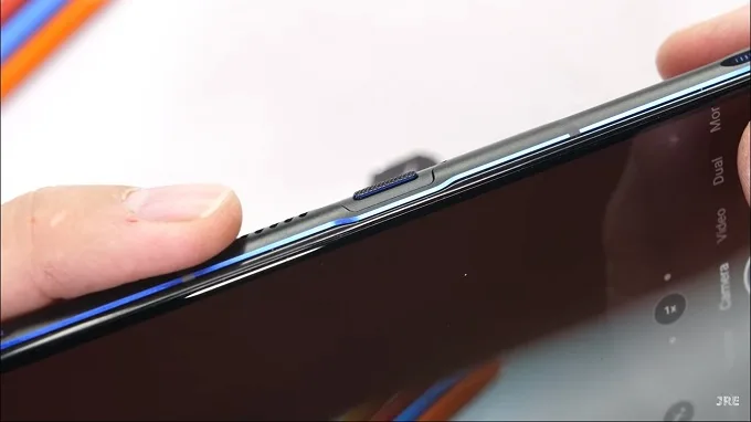 Phím nguồn được đặt ngay trên camera selfie