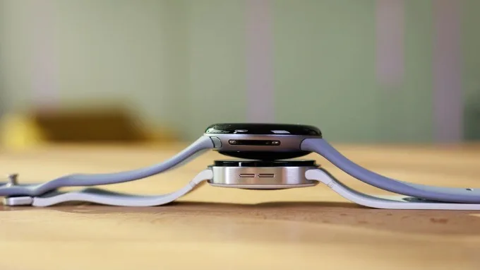 So sánh Pixel Watch 4 và Apple Watch Series 11 về thiết kế