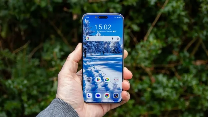 Honor Magic 8 Pro gây ấn tượng với độ sáng rất cao và trải nghiệm màn hình cong mềm mại