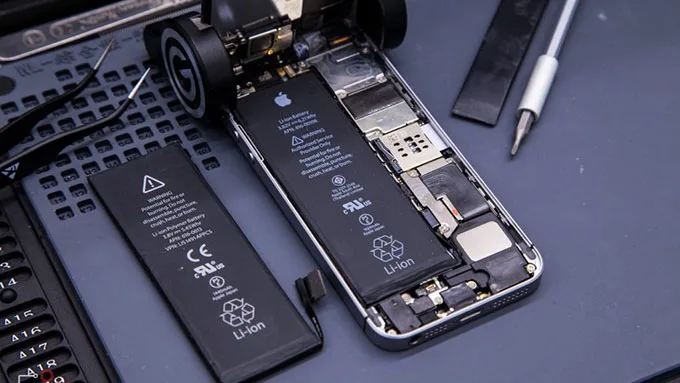 Người mua cũ cần phải chú ý đến tình trạng kích pin trên iPhone 8 cũ