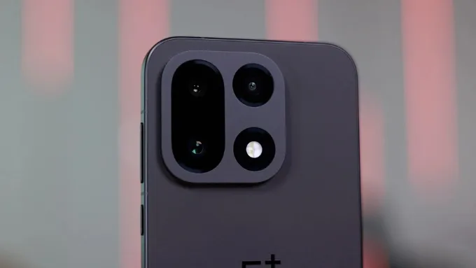 OnePlus 15 tập trung vào hệ thống camera 3 ống kính