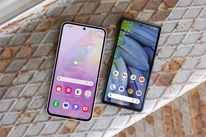  Galaxy A35 5G có màn hình Super AMOLED 6,6 inch, trong khi Pixel 7a có màn hình OLED 6,1 inch