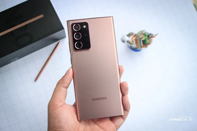 Mở hộp ra là lập tức đập vào mắt người dùng mặt lưng của chiếc Galaxy Note 20 Ultra