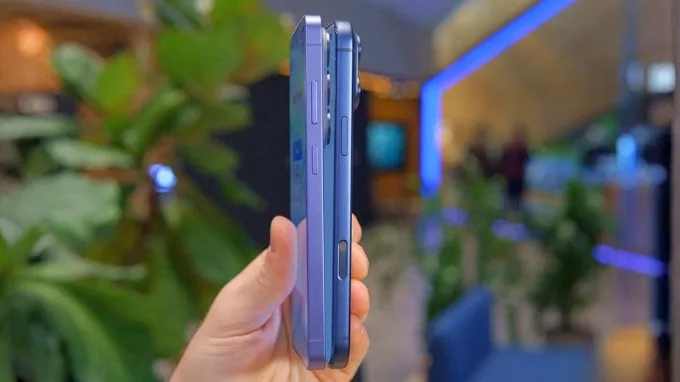 So sánh Galaxy S26 Ultra và iPhone 17 Pro Max về độ dày