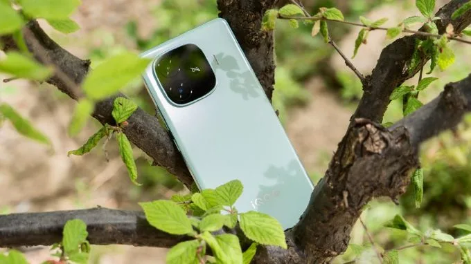 So sánh thiết kế Vivo iQOO Z9 Turbo và Realme GT Neo 6 SE