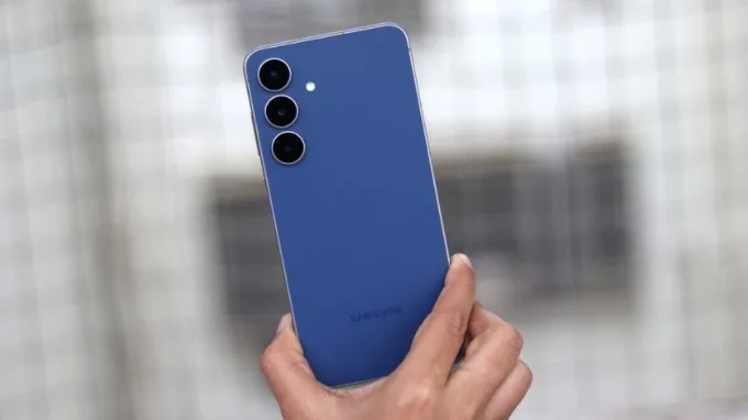 Galaxy S25 FE lại tập trung vào độ bền