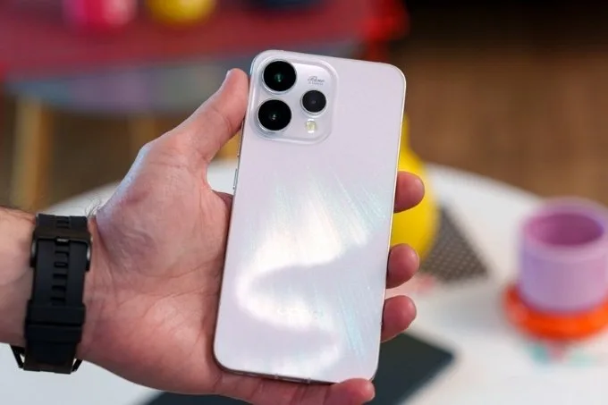 Thiết kế OPPO Reno15