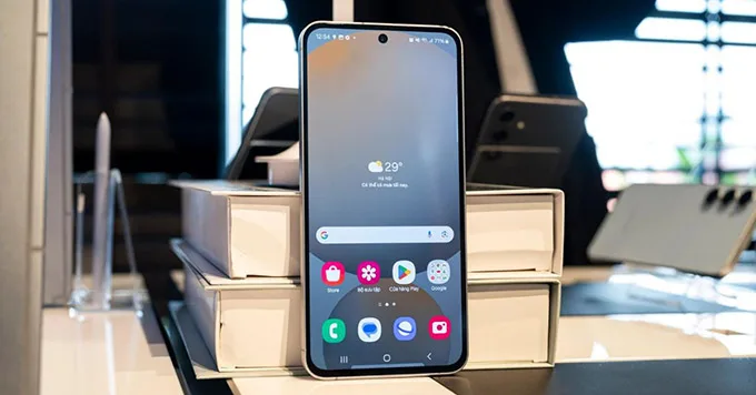Trải nghiệm màn hình siêu mỏng khi trên tay Samsung S24 FE
