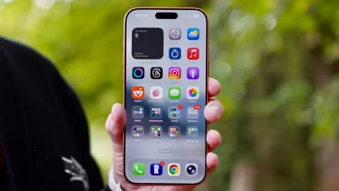 Màn hình hiển thị là yếu tố quan trọng khi so sánh Xiaomi 17 Ultra và iPhone 17 Pro Max