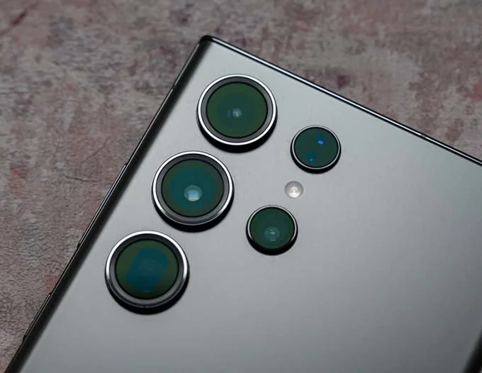 Lau sạch ống kính trước khi chụp