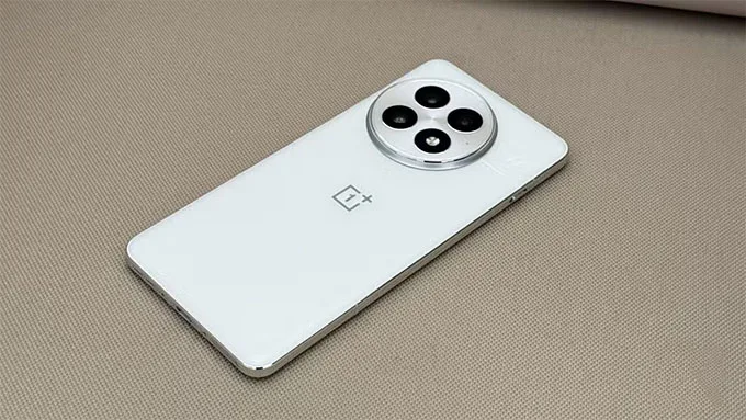 Thiết kế đẳng cấp của OnePlus 13 và Samsung S24 Ultra