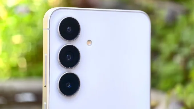 Samsung trang bị hệ thống 3 camera đa năng