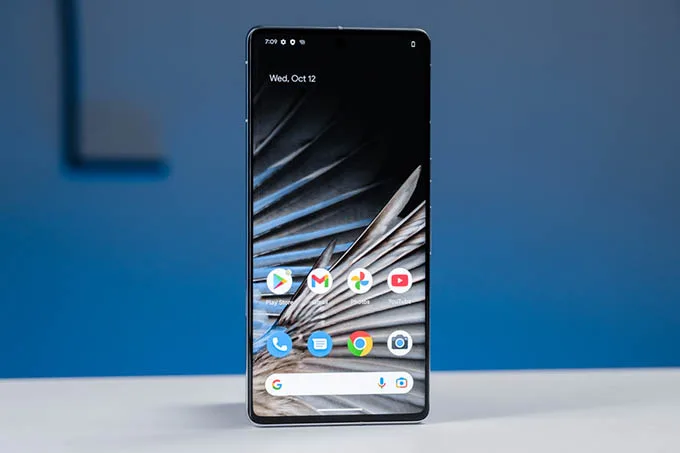 Google Pixel 7a sở hữu màn hình rộng rãi hơn so với iPhone 13