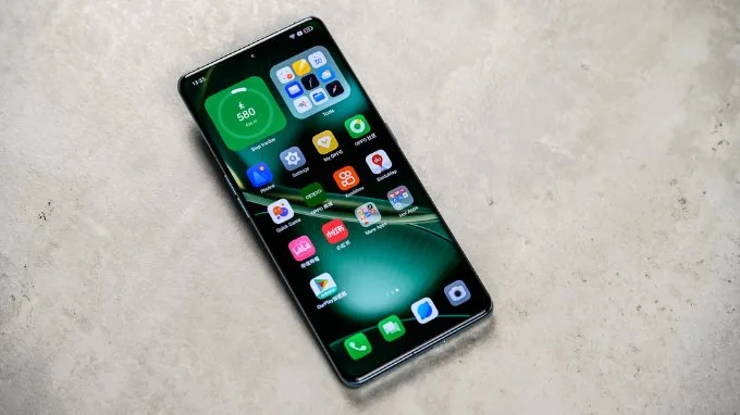 OPPO Find X6 Pro cũng không kém cạnh với màn hình cực sống động