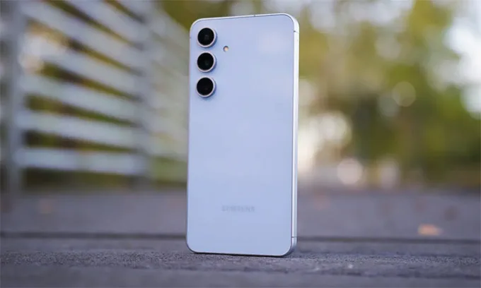 So sánh thiết kế Samsung S25 FE và Google Pixel 10