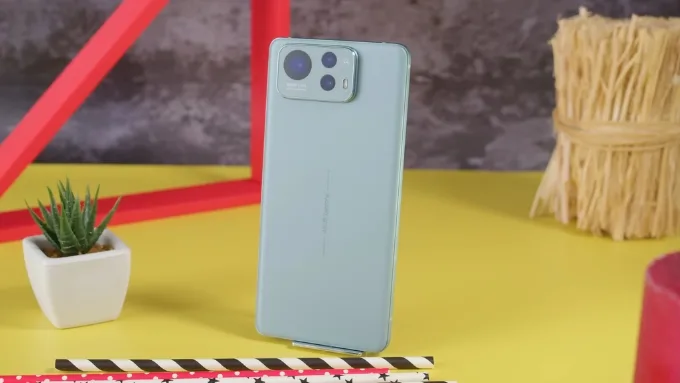 Asus Zenfone 12 Ultra có khung viền kim loại cứng cáp và mặt lưng kính nhám hạn chế bám vân tay