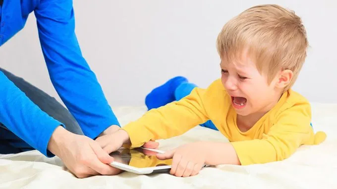 Tác hại của việc cho trẻ em sử dụng điện thoại sớm