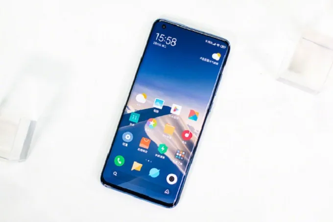 Mặt trước Mi 10 Pro được trang bị màn hình Super AMOLED kích thước 6.67 inch