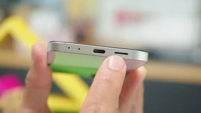 Pin trên cả 2 thiết bị đều là 4.000 mAh, mang lại thời lượng sử dụng tương đương trong các tác vụ thường ngày