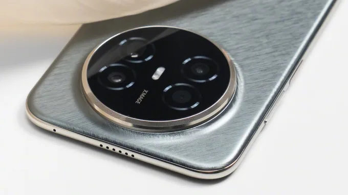 Huawei Mate 70 Air nổi bật với cụm bốn camera được bố trí cân đối