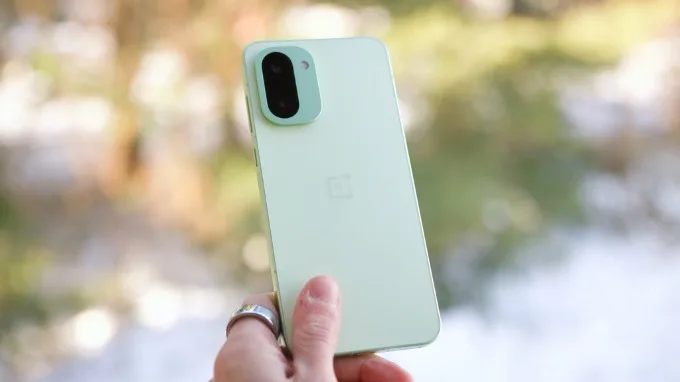 OnePlus 15R là điện thoại thay thế iPhone 17e có hiệu năng mạnh mẽ