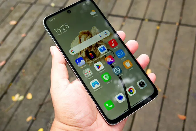 Màn hình: Tốc độ 144Hz hay tấm nền Super AMOLED?