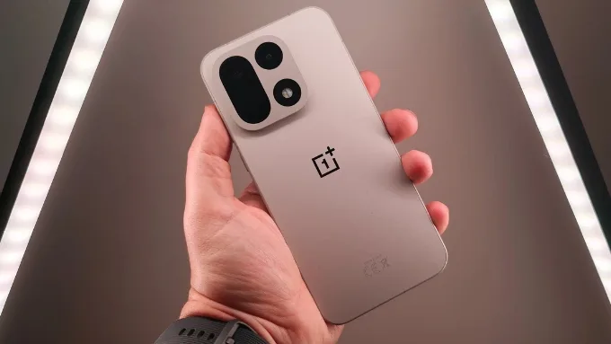 OnePlus 15 đi theo hướng thiết kế vuông vức và cứng cáp hơn