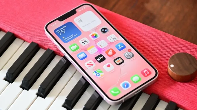 Về phía iPhone 17e, Apple chọn cách tiếp cận an toàn với màn hình 6.1 inch