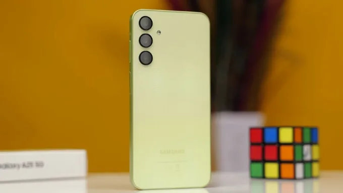 Sở hữu thiết kế “Key Island” độc đáo cùng khung nhựa bo cong tinh tế, Samsung Galaxy A25 tạo cảm giác cầm nắm chắc tay