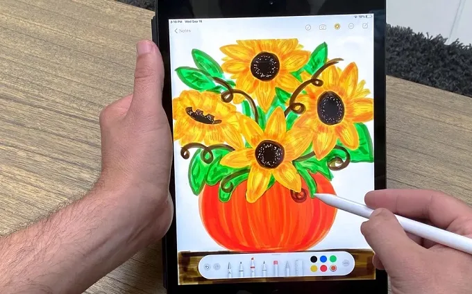 Apple Pencil và Smart Keyboard trên iPad Gen 8