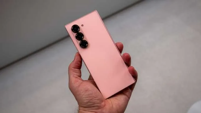 Samsung Galaxy Z Fold 6 là điện thoại màu hồng mang đến màu hồng phấn độc đáo
