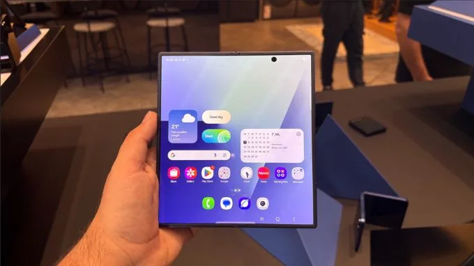 So sánh màn hình Galaxy Z Fold 7