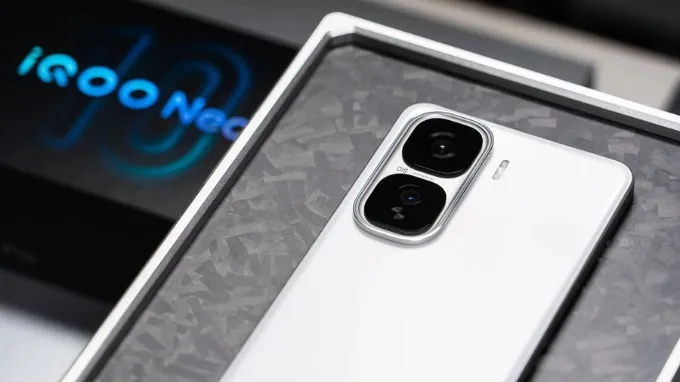 Hệ thống camera kép đặt dọc của iQOO Neo 10