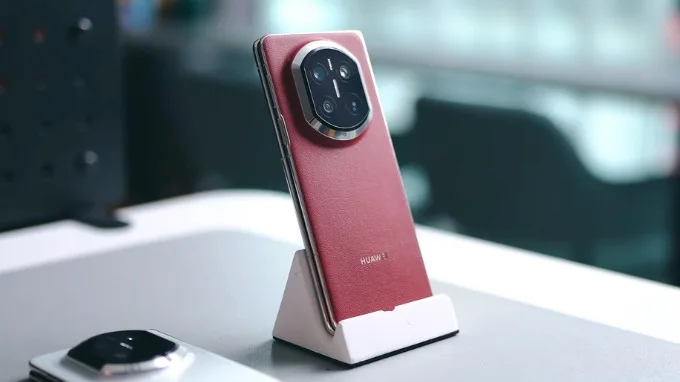 Huawei Mate X7 mang lại cảm giác chắc chắn ngay từ lần đầu cầm máy