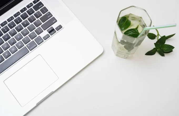 Hình nền MacBook Pro M5 tối giản