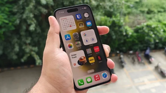 So sánh iPhone 14 và iPhone 17 về màn hình
