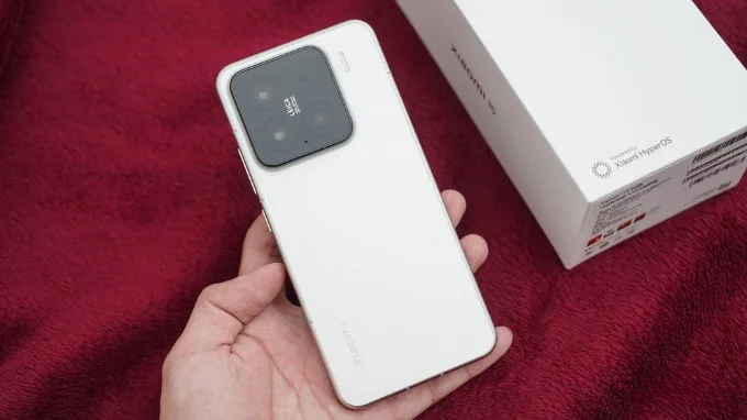 Xiaomi 15 màu trắng dành cho người mệnh Thủy đáng mua 2025