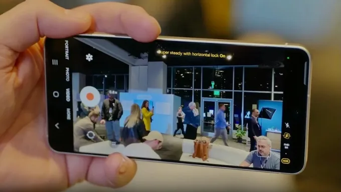 Camera góc siêu rộng 12MP với Super Steady