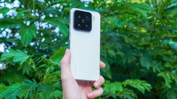 So sánh thiết kế Galaxy S25 và Xiaomi 15