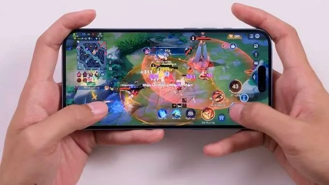 Hiệu năng mạnh mẽ từ chip A18 và Snapdragon 8 Gen 3