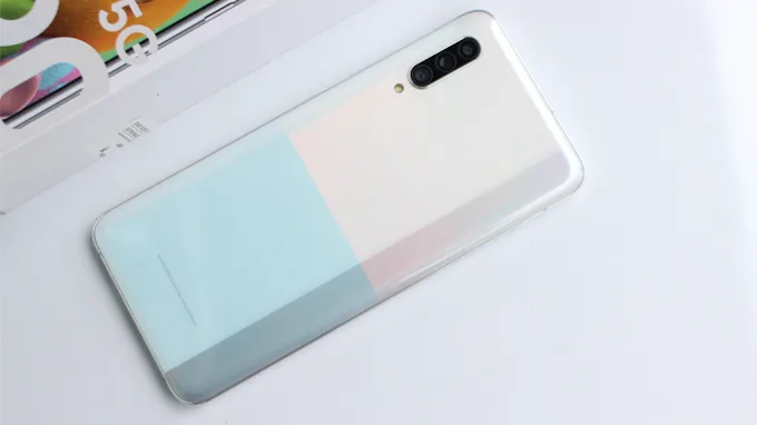 Samsung Galaxy A90 5G có thiết kế khá thon gọn, đặc biệt là ở 4 góc bo tròn tinh tế