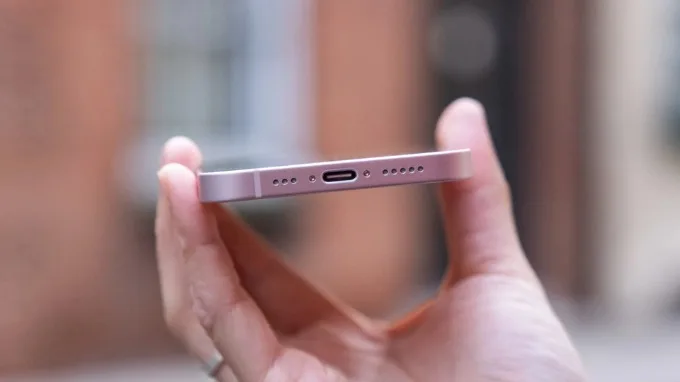 Cổng kết nối USB-C nằm ở cạnh dưới, đi kèm hệ thống loa stereo