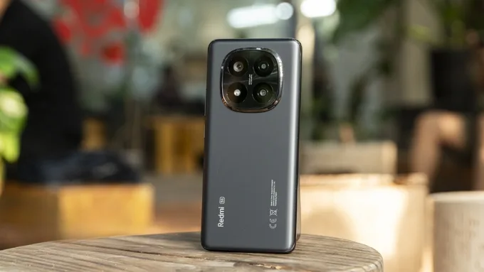 Redmi Note 14 Pro Plus được hoàn thiện theo dạng nguyên khối, mang đến cảm giác chắc tay và liền mạch trong quá trình sử dụng