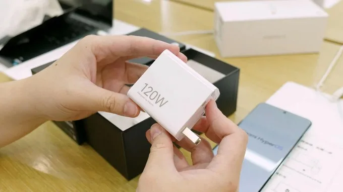 Xiaomi 14 Pro đi kèm với củ sạc 120W
